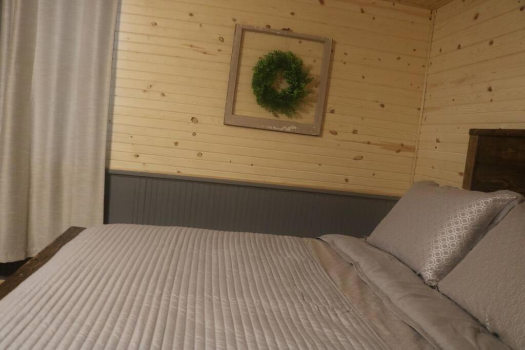 Villa Caddy Corner Has A Hot Tub Just Outside Of Town French Lick Esterno foto